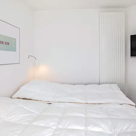 4 Person In Apartment *